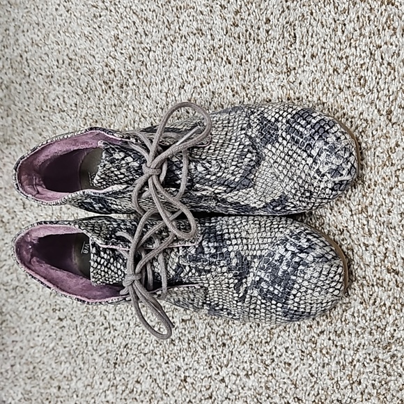 Toms wedge bootie snake pattern sz 8 - Picture 2 of 6